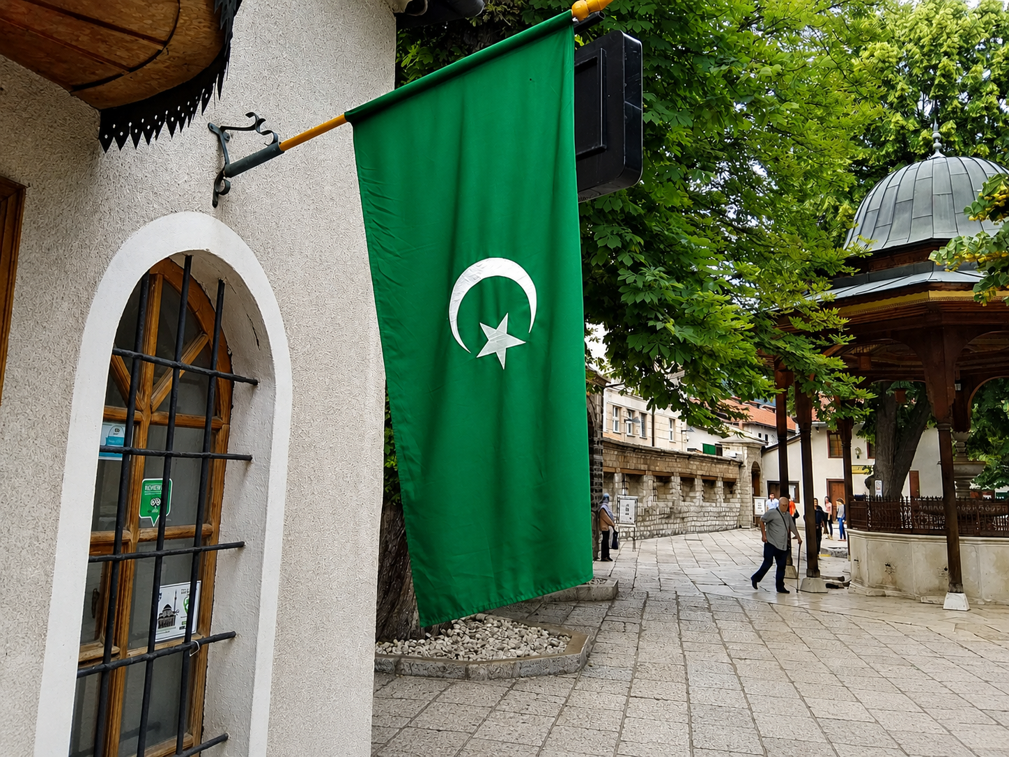 Balkanlar'da Camiilerde Bulunan Yeşil Bayrağın Anlamı Nedir? Yeşil Bayrak Kimin Bayrağı?